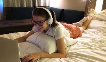 Русская милашка сделала перерыв на мастурбацию