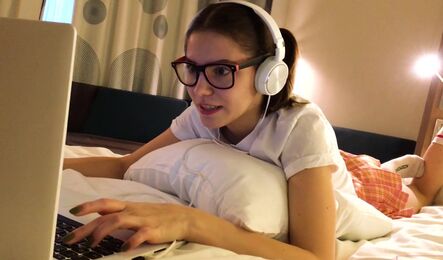 Русская милашка сделала перерыв на мастурбацию