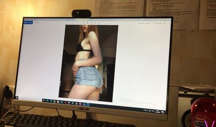 Русской студентке захотелось секса, когда она увидела как друг теребит на ее фотки