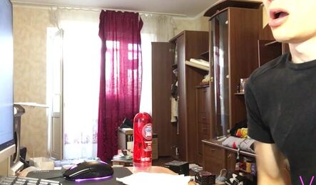 Русской студентке захотелось секса, когда она увидела как друг теребит на ее фотки