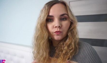 Грудастая пышка получает оргазм на камеру!