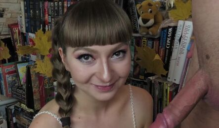 Похотливой русской девушкой стало скучно и она решила сделать парню минет на камеру