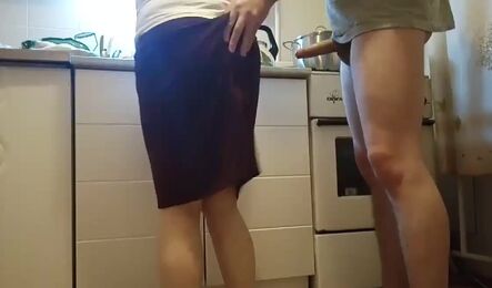 Пышная русская женщина изменяет с соседом на кухне