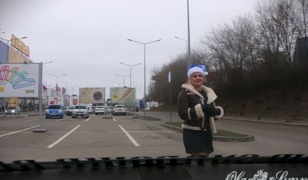 Как русская снегурочка сделала минет незнакомцу