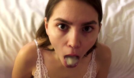 Моя милая соседка сосет член пока я отдыхаю