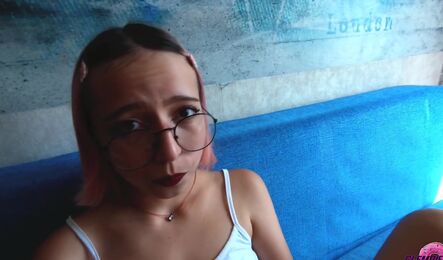 Сводная сестра-студентка спалилась на мастурбации!