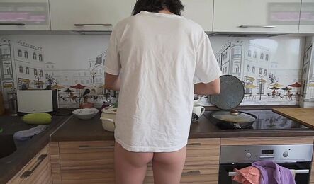 Не смогла просто так смотреть на парня когда он готовит в таком виде и захотела секса!