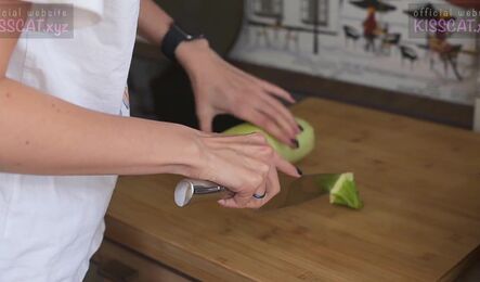 Не смогла просто так смотреть на парня когда он готовит в таком виде и захотела секса!