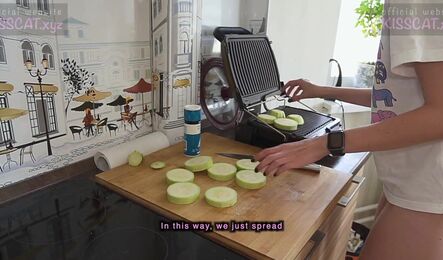 Не смогла просто так смотреть на парня когда он готовит в таком виде и захотела секса!