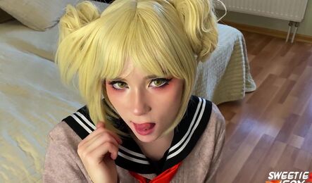 Как русская милашка в аниме костюме радует своего парня не только сексом но и спермой в ротик!