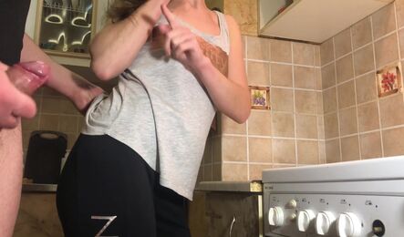 Жена нагло изменяет мужу во время разговора по телефону!