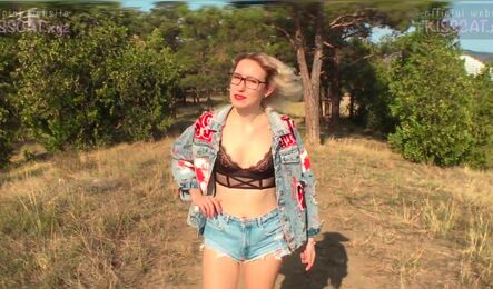 На улице было жарко и русская девушка сильно возбудилась!