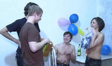 Как я трахнулась с друзьями на День Рождение - Русское!