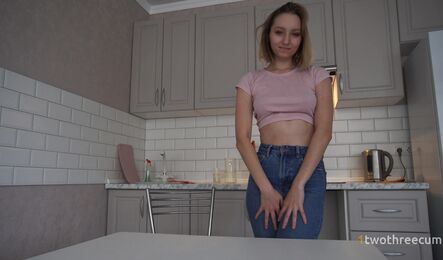 Молодая девушка отвлекла муженька на быстрый перепихон