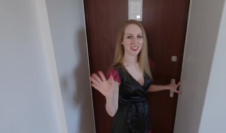 Как милфа трахнулась с парнем за рулон бумаги