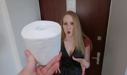 Как милфа трахнулась с парнем за рулон бумаги