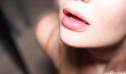 Сексуальная милфа с пышной грудью подставляет киску в разных позах