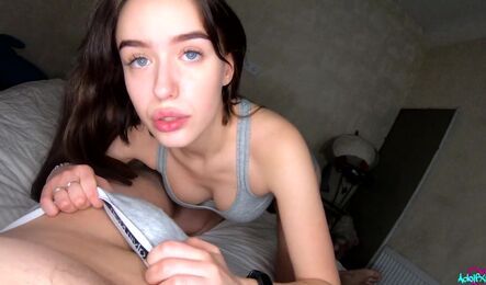 Соседка с мокрой киской трахается с другом в спальне!