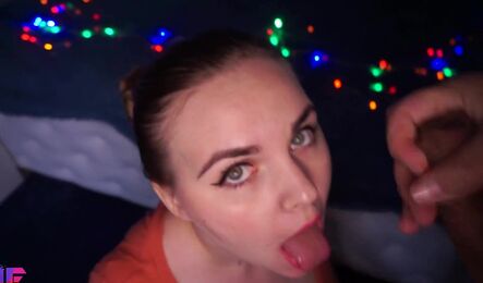 Русская пышка согрела парня минетом перед Новым Годом!