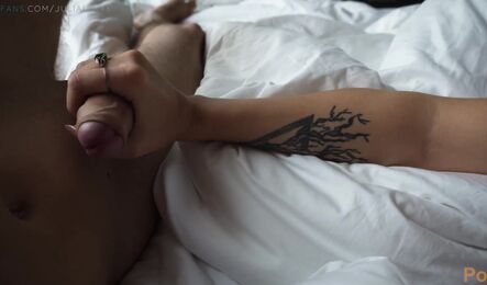 Поняла, что парень хочет секса с самого утра и решила его не мучать!