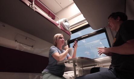 Неожиданный секс в поезде с русской попутчицей!