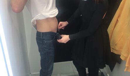 Опытный парень легко развел красотку на быстрый секс