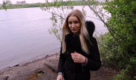 Прогулка с похотливой подругой закончилась сексом на природе!