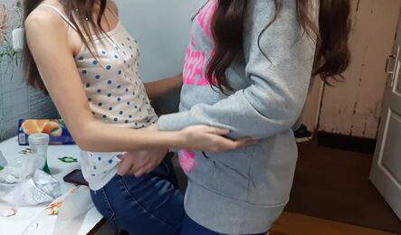 Секс с курьершей в домашнем порно с разговорами!