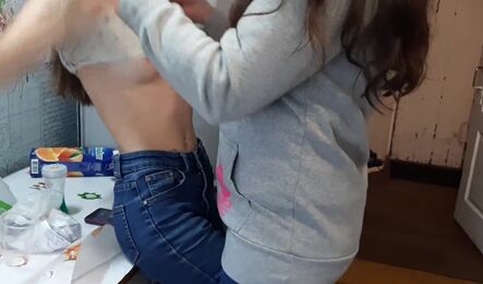 Секс с курьершей в домашнем порно с разговорами!