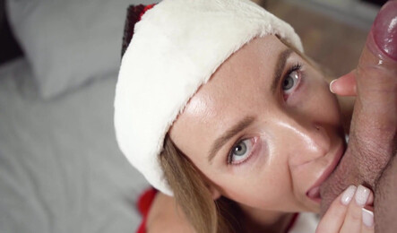 Сводная сестра с бритой киской скачет на члене на новый год!