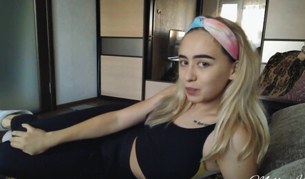 Как русская девушка застряла под диваном, чтобы соблазнить парня на секс!