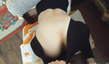 Как русская девушка застряла под диваном, чтобы соблазнить парня на секс!