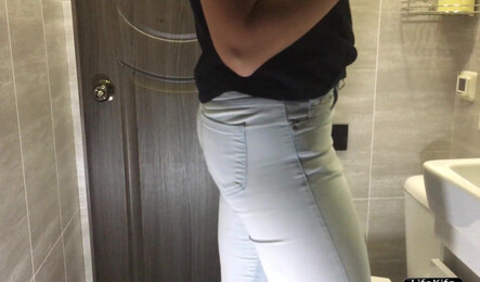 Муж изменяет жене с ее подругой и трахает ее в туалете!