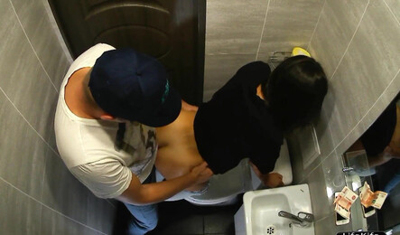 Муж изменяет жене с ее подругой и трахает ее в туалете!