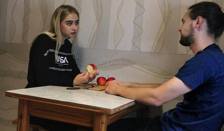 Русская девушка и ее парень нашли способ как заработать деньги!