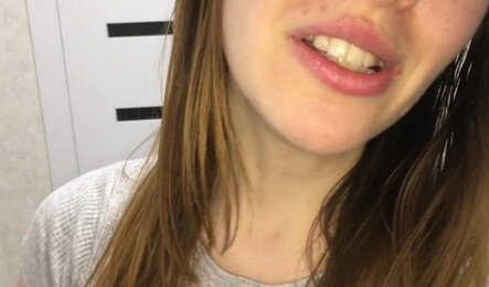 Запала на сына маминой подруги и дала ему за шоколадку!