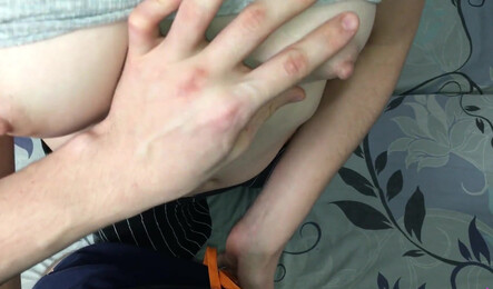 Запала на сына маминой подруги и дала ему за шоколадку!