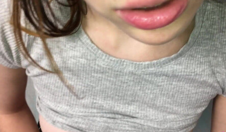 Запала на сына маминой подруги и дала ему за шоколадку!