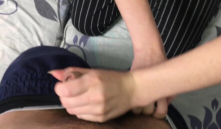 Запала на сына маминой подруги и дала ему за шоколадку!