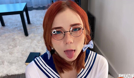 Русская милашка в очках делает мужчине приятный минет!