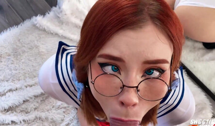 Русская милашка в очках делает мужчине приятный минет!