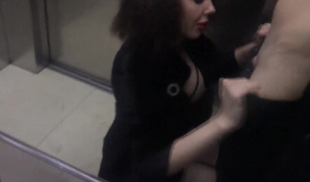 Русская милфа трахается с незнакомцем!