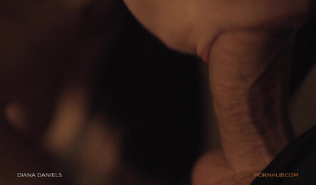 Очень сексуальная девушка и ее мужчина занимаются страстным сексом на диване!