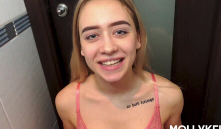 Дрочка на порно в туалете закончилась реальным сексом для парня!