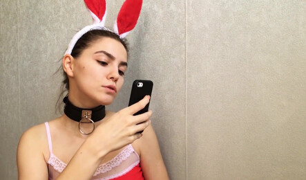 Красивая молодая соседка делает парню приятно!