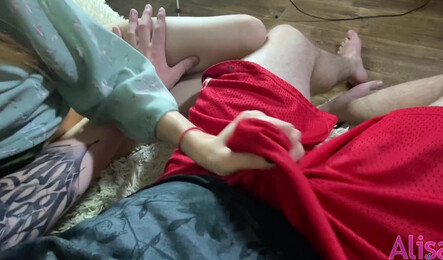 Пока парня нет дома, молоденькая девушка соблазняет на секс его друга!