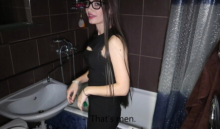 Русская девушка Маша никогда не откажеться от хорошего секса, даже в туалете!