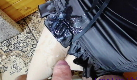 Соблазнила любовника своим платьем и дала кончить на себя!