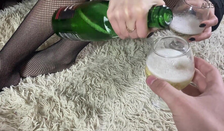 Русская студентка выпила шампанского и не дала другу!