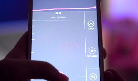 Возбудил девушку вибратором и легко довел до экстаза!